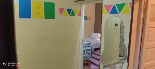 Pokój z lustrem i pokój z łóżkiem w obiekcie Nasser Nubian Guest House w mieście Jazīrat Aswān