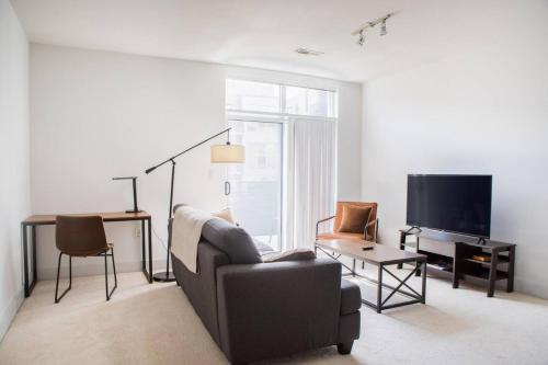 Μια τηλεόραση ή/και κέντρο ψυχαγωγίας στο Spacious Third Ward Apt Near Summerfest with Balcony