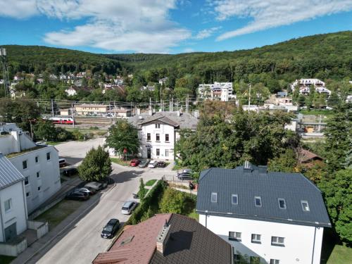 an aerial view of a town with a mountain at 65m2 Apartment near Vienna - Up to 6 Guests - Self Check-in - Free Parking in Purkersdorf