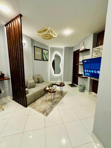 Μια τηλεόραση ή/και κέντρο ψυχαγωγίας στο Luxury Studio Apartment