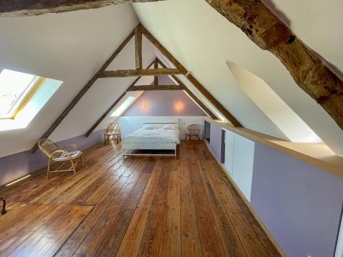 een slaapkamer met een bed op zolder bij Ti Yoco in Ploubazlanec
