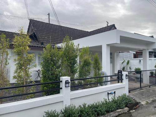 Το κτήριο όπου στεγάζεται  η παραθεριστική κατοικία