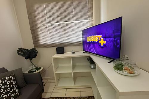 Lindo apê pertinho de tudoにあるテレビまたはエンターテインメントセンター