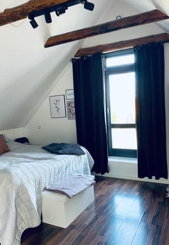 Postel nebo postele na pokoji v ubytování 2 værelses unik lejlighed nær strand og med parkering