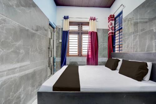 a bedroom with a large bed in a room at Hotel O Dream Guest House in Rudrapur