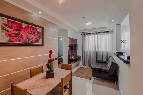Μια τηλεόραση ή/και κέντρο ψυχαγωγίας στο Apê elegante com ar, vaga e ótima localização