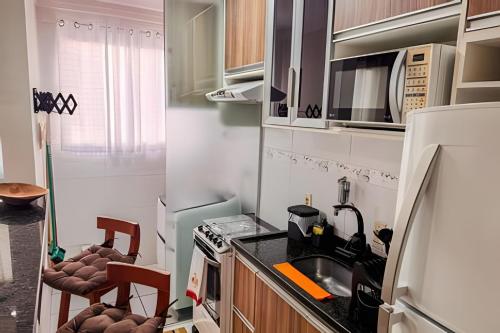 Dapur atau dapur kecil di Apê elegante com ar, vaga e ótima localização