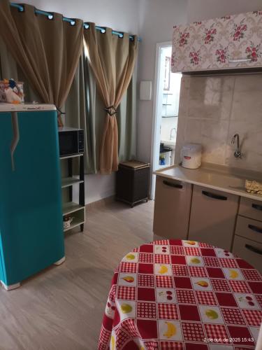 una cucina con frigorifero verde e lavandino di Cantinho de casa a Votuporanga