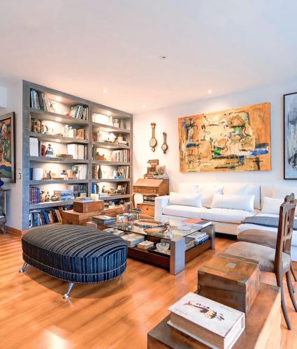 Ruang duduk di Amazing Luxe Apartament in Medellin