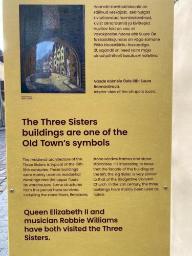 un panneau indiquant que les bâtiments des trois sœurs sont l'un des symboles de la vieille ville dans l'établissement The Three Sisters Hotel, à Tallinn