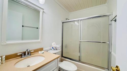 Ένα μπάνιο στο Bay Tree Great 1BR condo in Little River