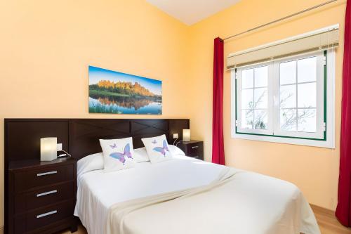 Casa Los Duraznos في Lodero: غرفة نوم بسرير كبير ونافذة