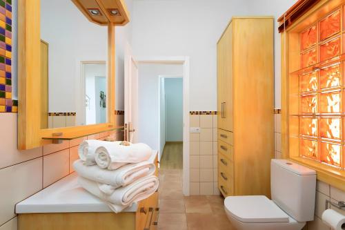 Casa Los Duraznos في Lodero: حمام مع حوض ومرحاض ومناشف