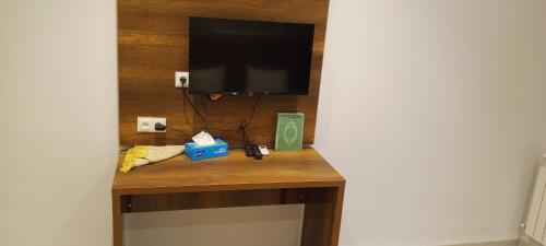 una mesa con un televisor encima en Résidence touristique marcadal, en Fort de lʼEau