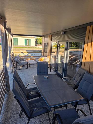 a screened in porch with a table and chairs at Villa 11 Limoni in Sukošan