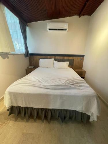 Ένα ή περισσότερα κρεβάτια σε δωμάτιο στο Grand Lavin Hotel