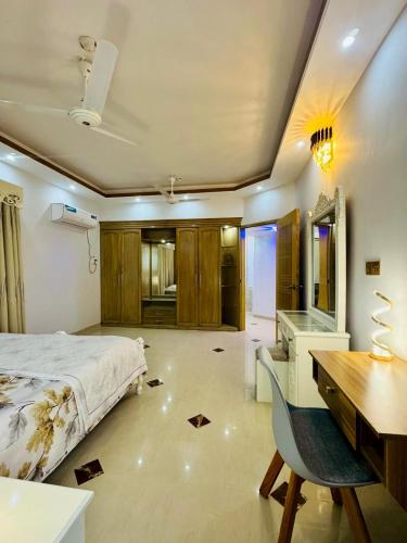 Ένα ή περισσότερα κρεβάτια σε δωμάτιο στο Luxury Home in Dhaka