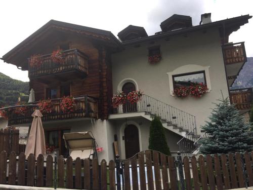 Το κτήριο όπου στεγάζεται  το διαμέρισμα