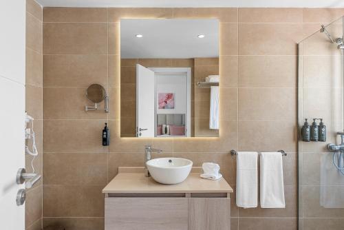 a bathroom with a sink and a mirror at Wyndham Residences Golf del Sur in San Miguel de Abona