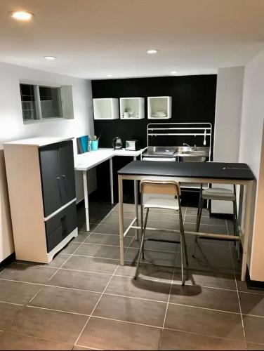 a kitchen with a table and chairs in a room at Appartement au calme, à 15 min de Montréal in Longueuil