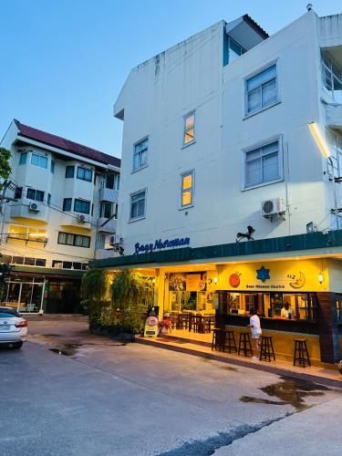 Bangunan di mana terletaknya hotel