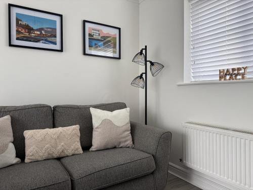 Гостиная зона в 2 Bed Home Port Talbot - Perfect For Contractors & Long Stays
