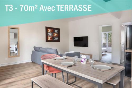 ein Wohnzimmer mit Tisch und Couch in der Unterkunft T3 centre ville 70 m2 avec terrasse in La Baule