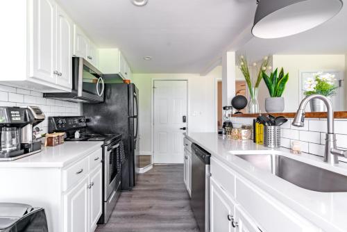 Кухня или мини-кухня в Short North - Convention - Private Parking - Pets - 2BR
