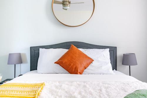 Кровать или кровати в номере Short North - Convention - Private Parking - Pets - 2BR