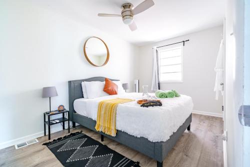 Кровать или кровати в номере Short North - Convention - Private Parking - Pets - 2BR