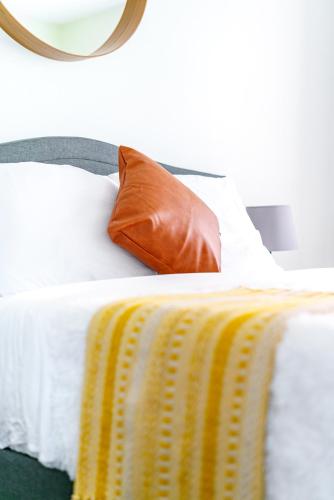 Кровать или кровати в номере Short North - Convention - Private Parking - Pets - 2BR