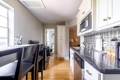 Кухня или мини-кухня в Short North - Convention - Private Parking - Pets - 2BR
