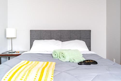 Кровать или кровати в номере Short North - Convention - Private Parking - Pets - 2BR