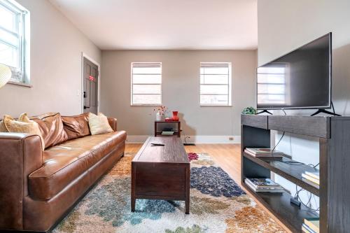 Телевизор и/или развлекательный центр в Short North - Convention - Private Parking - Pets - 2BR
