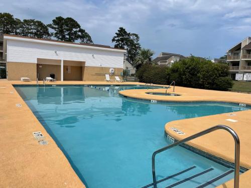 Πισίνα στο ή κοντά στο Bay Tree great 1BR apartment