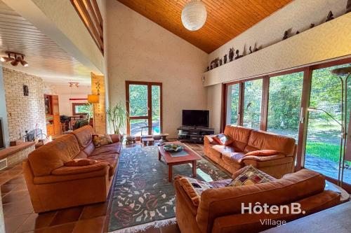 Una sala de estar con dos sofás y un televisor. en Villa Les Chabannes Pool Billiards & Leisure, en Feytiat