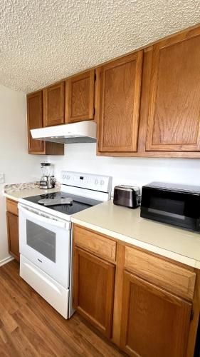 Η κουζίνα ή μικρή κουζίνα στο LR1 Bay Tree 1 bedroom condo with pool