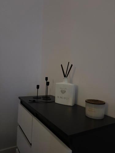 a black counter top with a box on it at Apartamenty Łuczkowskiego z widokiem na Studnię 5 in Chełm