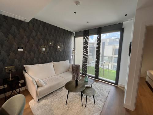 a living room with a couch and a table at A&R Suite Ejecutiva Montes de Oca in San Sebastián de los Reyes