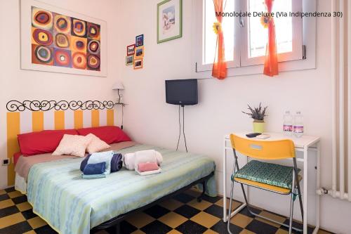 Un dormitorio con una cama, un escritorio y una silla. en BellaBo Apartment, en Bolonia