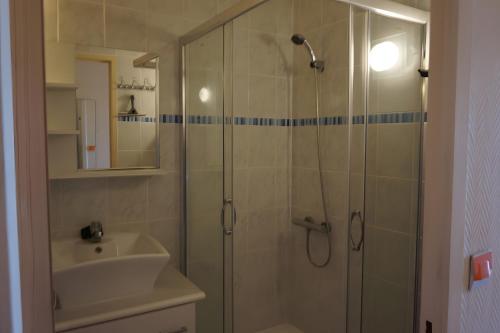 Koupelna v ubytování La Voile de Nacre Appt 50 M Plage