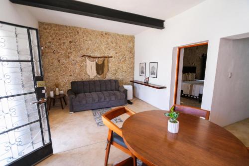 a living room with a table and a couch at Departamento en San Sebastián Mérida in Cedro