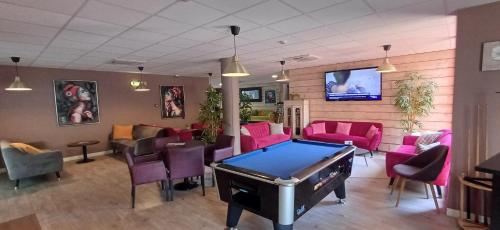 TV a/nebo společenská místnost v ubytování Best Western Terre de Provence