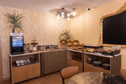 eine Küche mit einem Tisch und einem TV in einem Zimmer in der Unterkunft Estrelas do Douro in Gondomar