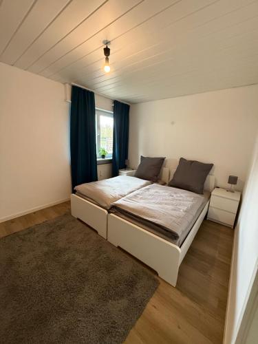 un dormitorio con una cama y una ventana en Heppenheim Monteurswohnung, en Heppenheim an der Bergstrasse