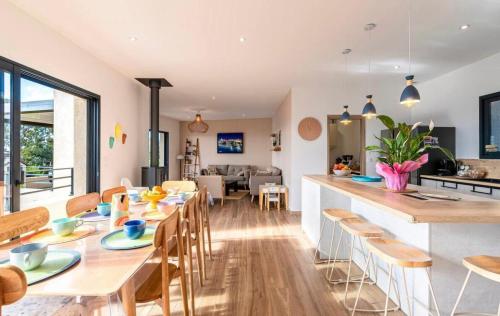 una cucina e una sala da pranzo con tavolo e sedie di Villa ALTEA , au cœur du Maquis , 4 chambres , Figari a Figari