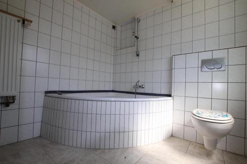 y baño con bañera y aseo. en Heppenheim Monteurswohnung, en Heppenheim an der Bergstrasse
