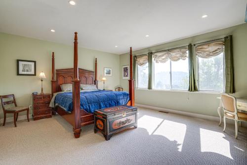 CanyonにあるMtn Views and Hot Tub 4,300-Sq-Ft Oakland Retreatの木製のフレームの大きなベッドのある寝室
