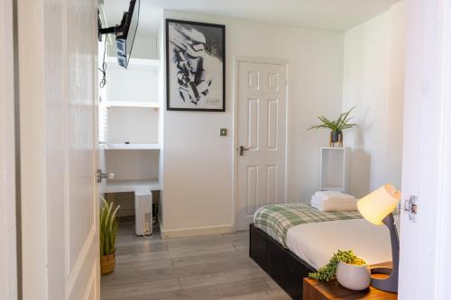 Katil atau katil-katil dalam bilik di 5BR with Jacuzzi and Gym for Contractors Families and Groups