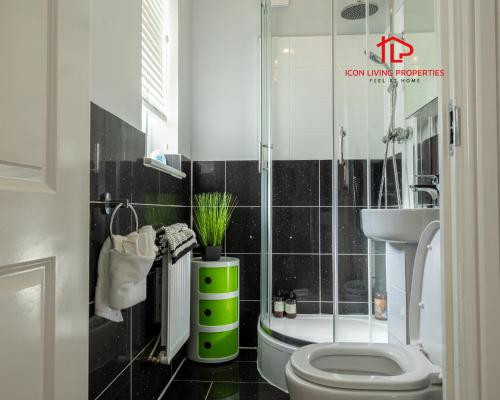 Bilik mandi di 5BR with Jacuzzi and Gym for Contractors Families and Groups